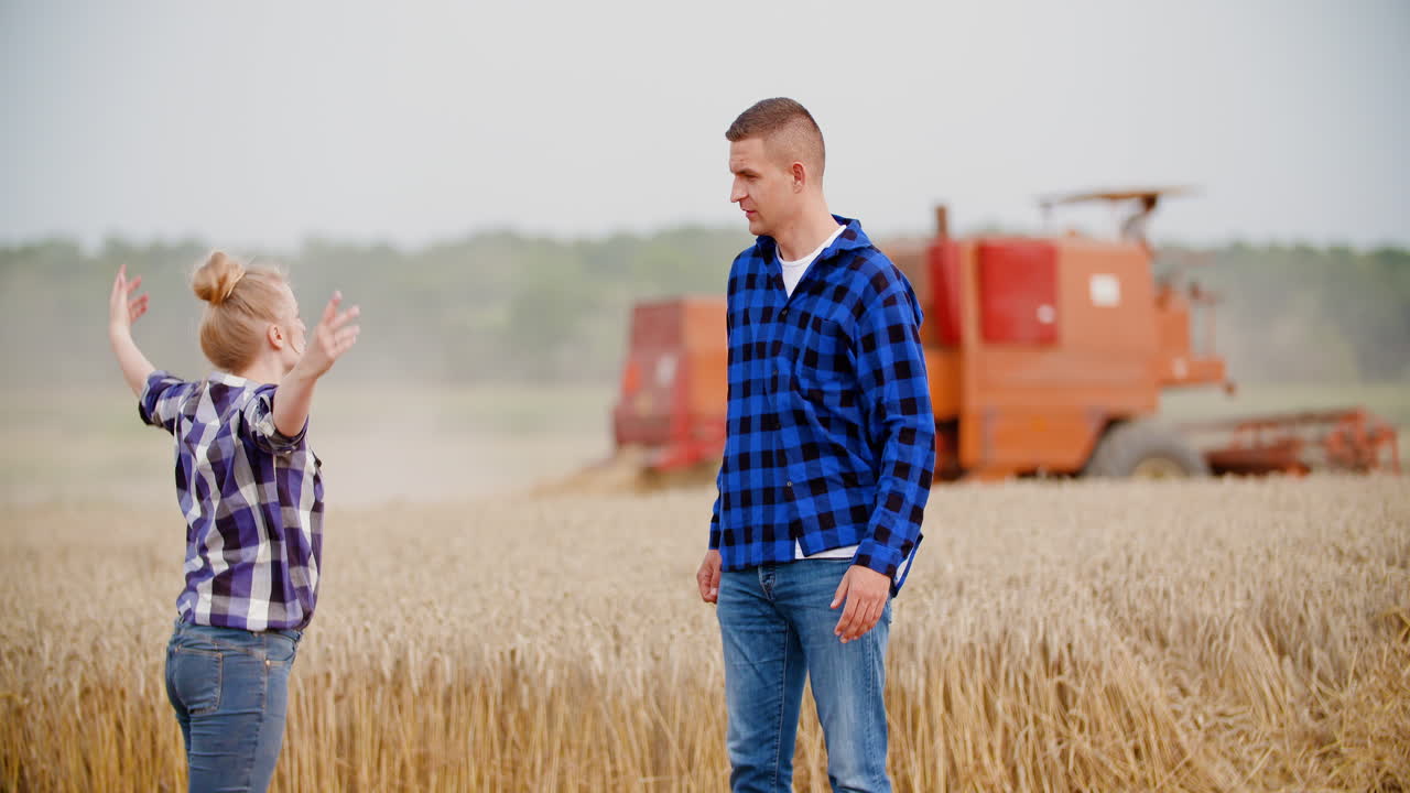 들판 1에서 다투는 화난 농부들