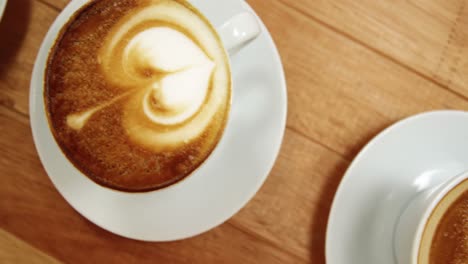 primer plano de varias tazas de café con platillo
