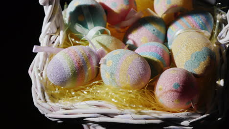 canasta con huevos de pascua decorativos 02
