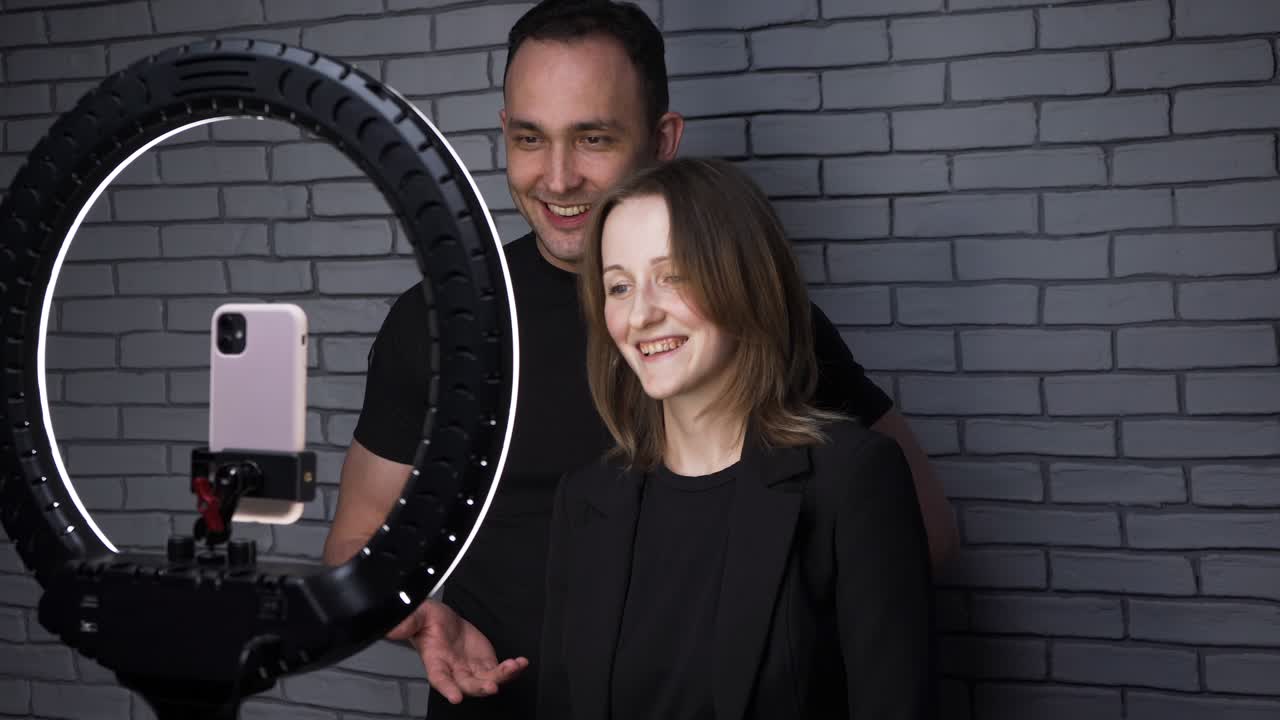 fotografía de una pareja de bloggers con una lámpara led de anillo hablando con sus seguidores
