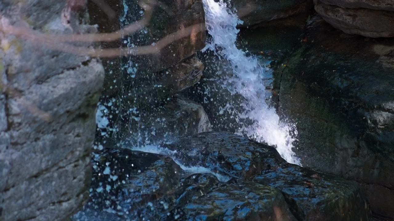 Acqua che si infrange sulle rocce