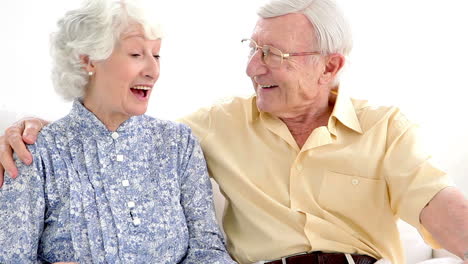 una pareja de ancianos hablando.