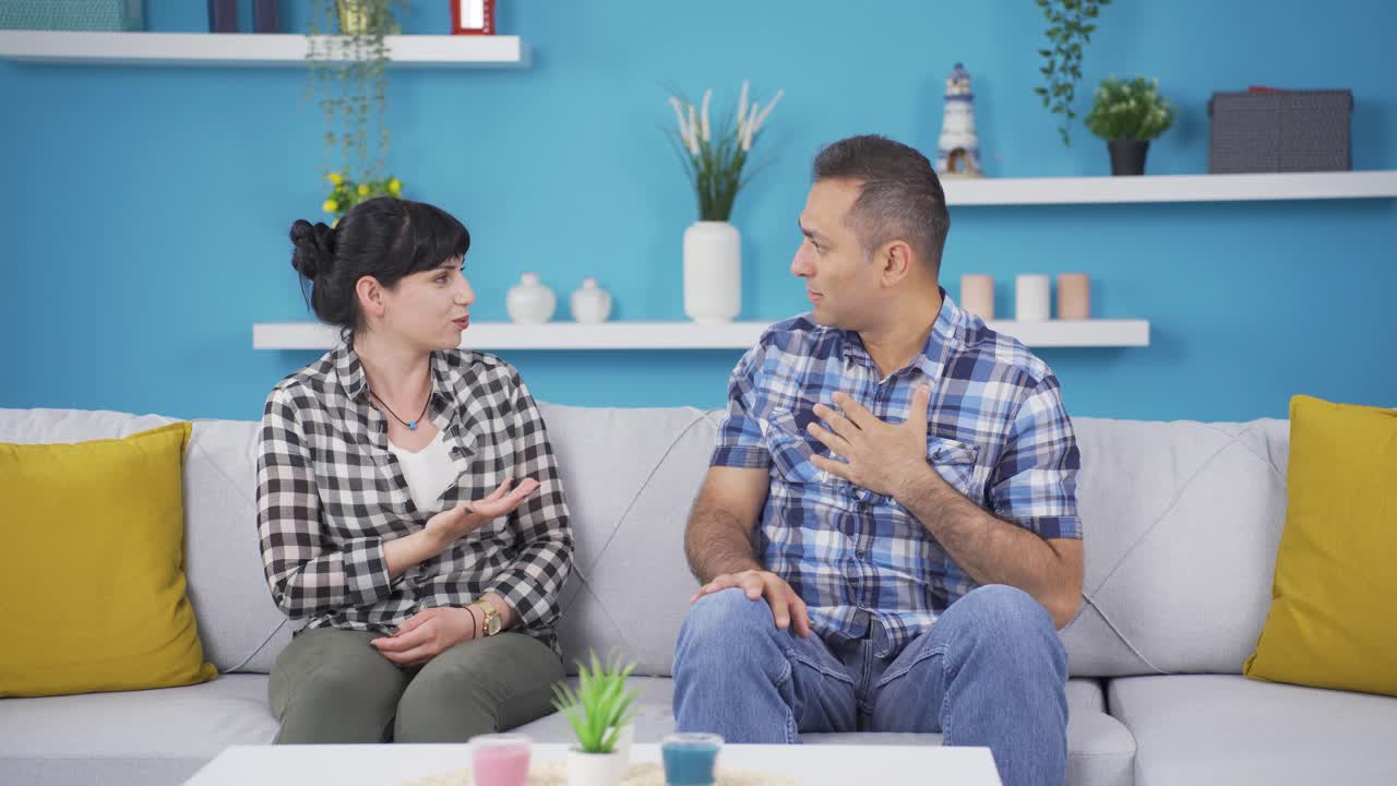 una pareja peleando en casa.