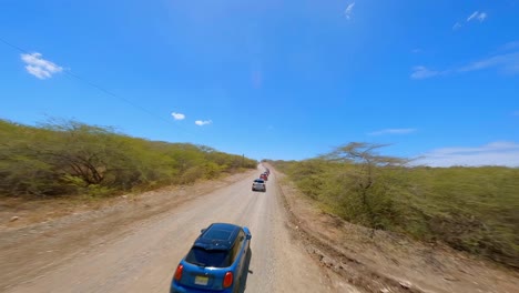 viaje por carretera al club de propietarios de mini coopers durante el día en república dominicana