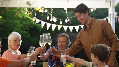 familia comiendo afuera juntos en verano