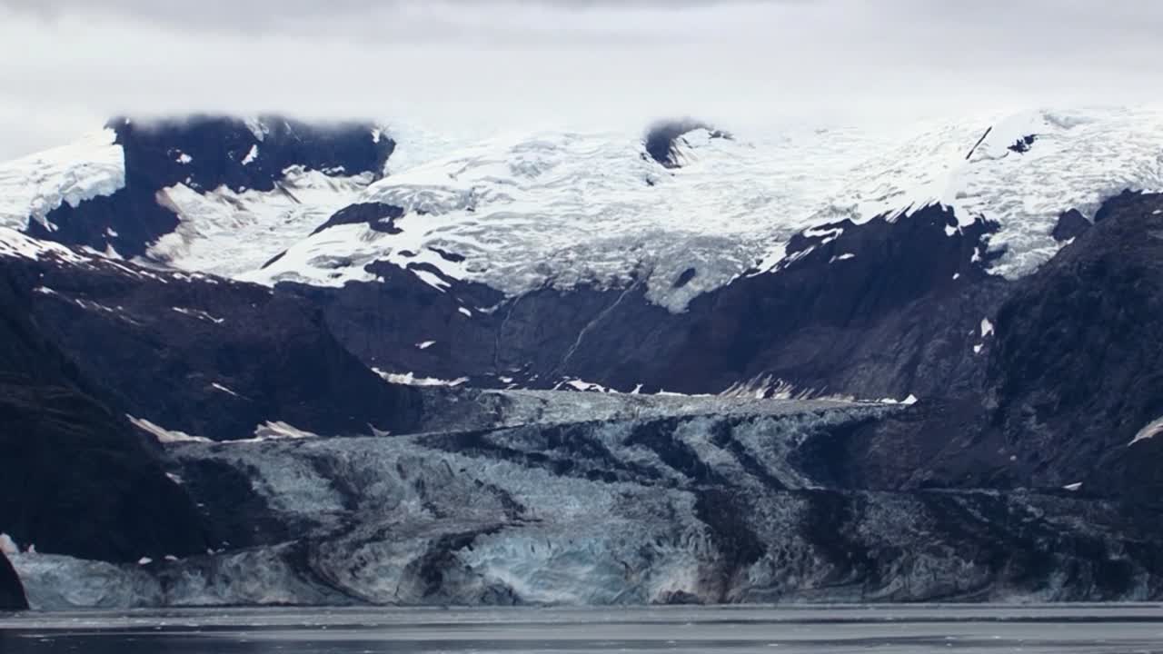 el paisaje de alaska con el hermoso glaciar johns hopkins