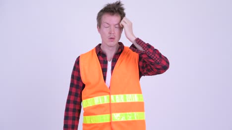 joven hombre guapo trabajador de la construcción