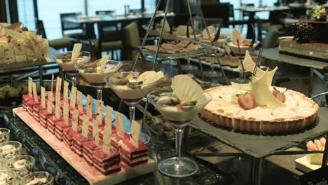 toma panorámica de postres en un restaurante buffet