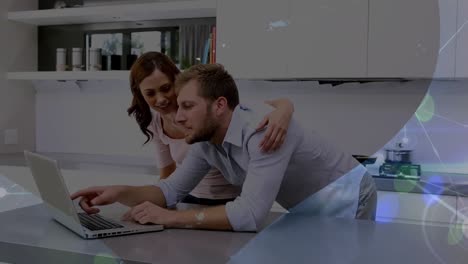 animación de la red de conexiones con puntos de luz sobre pareja caucásica usando portátil