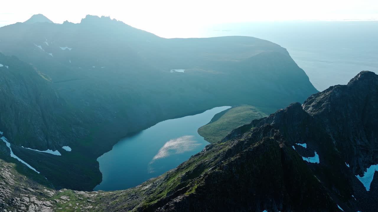 lago aborsvatnet en la montaña visto desde el pico de lonketinden en la isla de senja, noruega