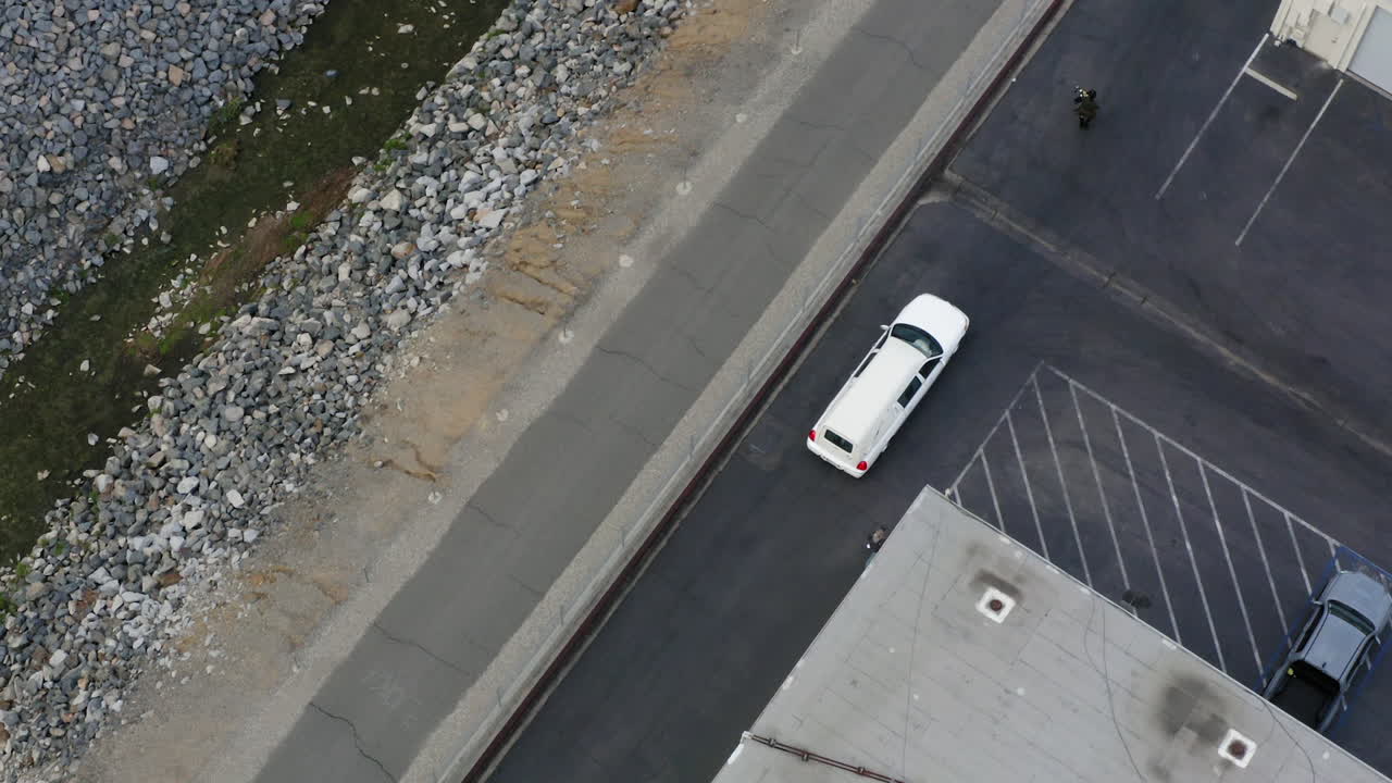 흰색 영구차가 장례 행렬을 이끄는 공중 드론