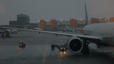 Blick-Auf-Den-Flughafen-Am-Abend.-Flugzeug--Und-Fahrzeuglichter-Blinken