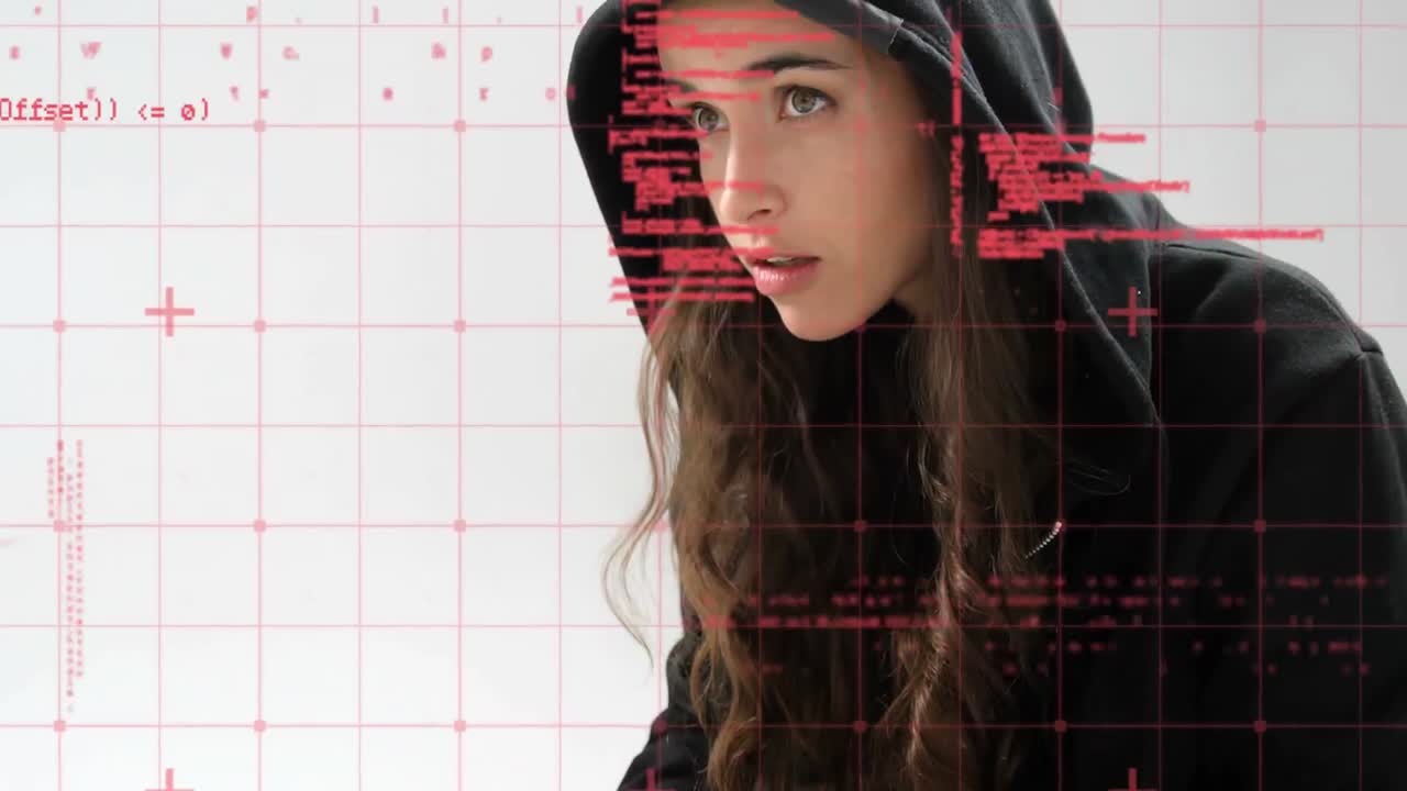 una mujer hacker usando una computadora portátil