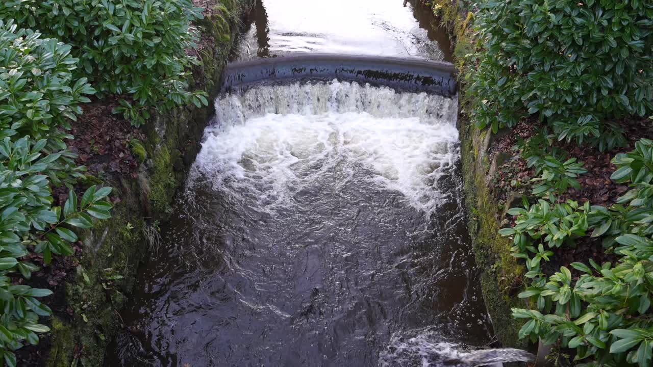 Elevata portata d'acqua su una sporgenza nel fiume Wye nella città di Buxton, nella campagna britannica