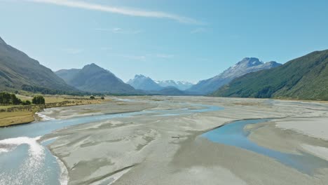 oszałamiający lot powietrzny nad rzeką nz braided w dolinie dart w kierunku południowych alp łańcuchów górskich w glenorchy, południowej wyspie nowej zelandii aotearoa