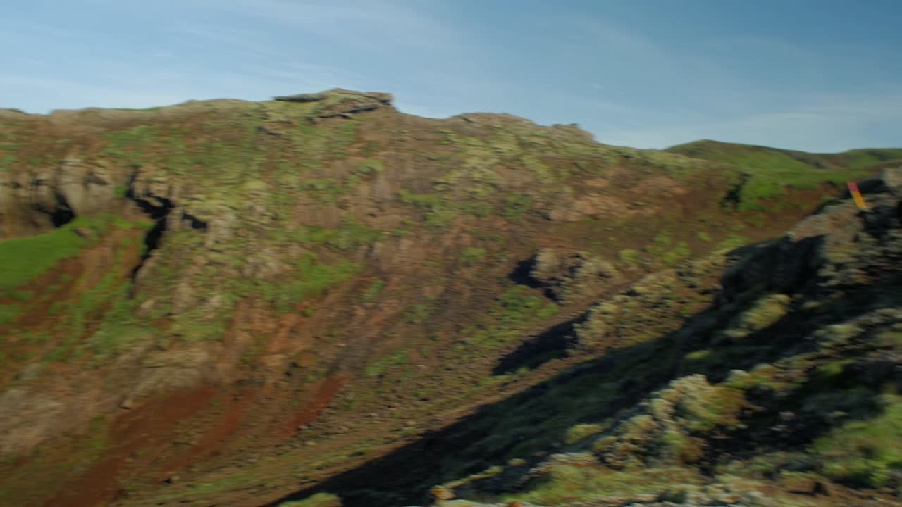 paisaje dramático de islandia, hermosa naturaleza sin gente alrededor, movimiento de cámara, carro de seguimiento de cámara en un estabilizador de cardán steadicam, lente gran angular
