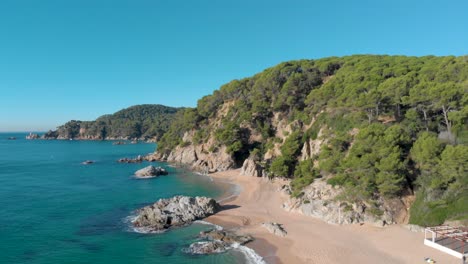 Costa-Brava-Strand,-Luftdrohne,-Paradies,-Türkisgrün---Lloret-De-Mar-Mittelmeer---Spanien