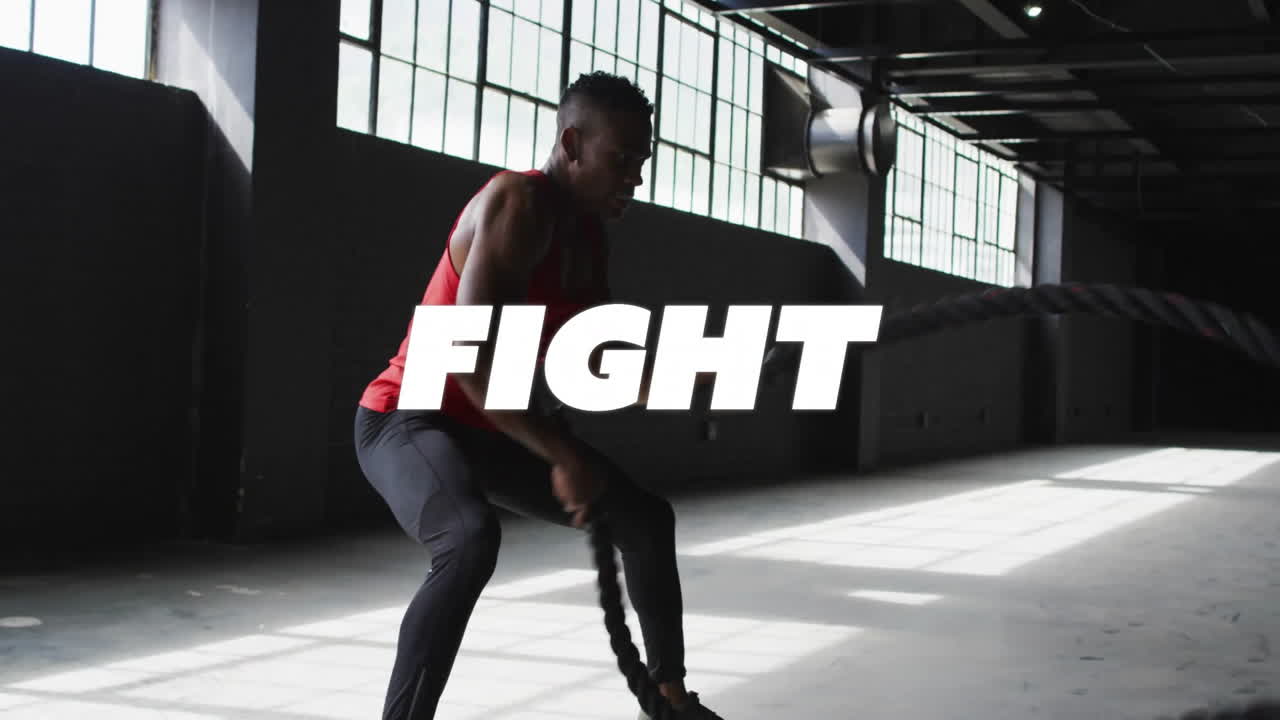 usando cuerdas de batalla, hombre haciendo ejercicio en el gimnasio con animación de texto de lucha