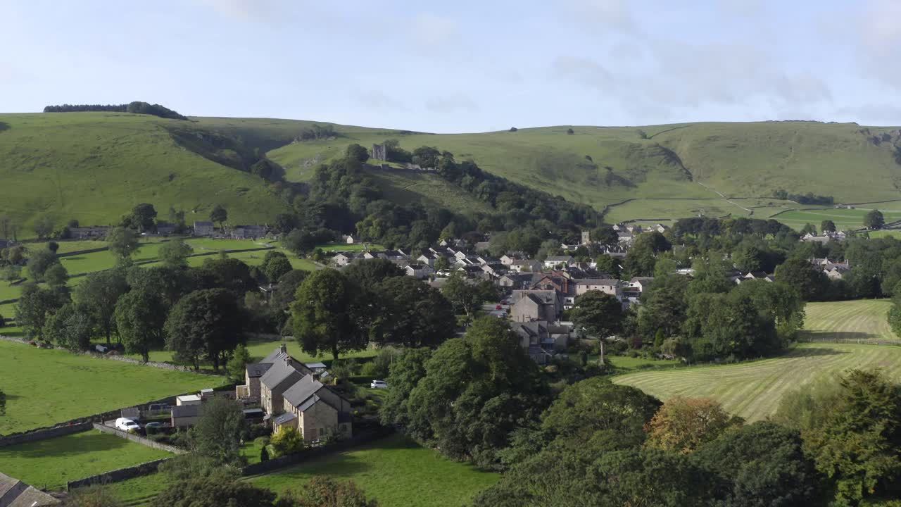 disparo de dron acercándose a castleton 04