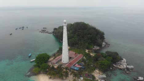 Paisaje-Del-Faro-Blanco-De-Belitung-De-La-Isla-Lengkuas,-Aéreo