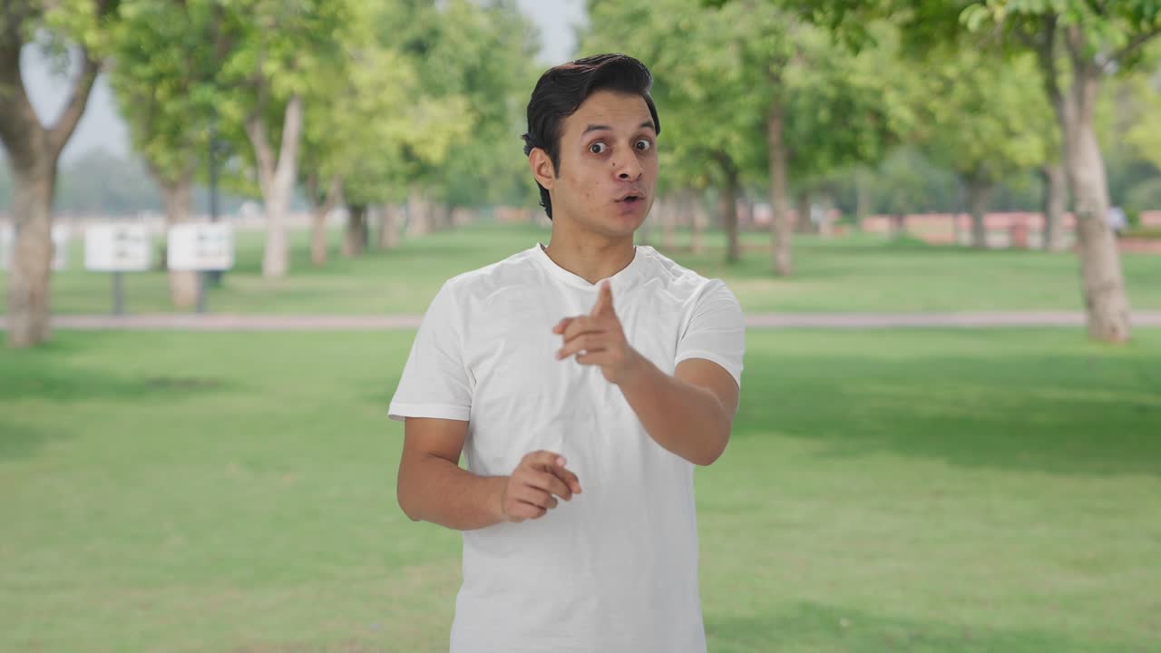 행복 한 인도인 이 카메라 와 대화 하고 있다