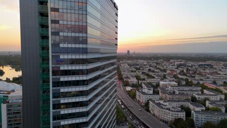 Langsame-Luftaufnahme-Des-Luftfahrtviertels-In-Bukarest,-Rumänien-Bei-Sonnenuntergang,-Skyline-Der-Stadt,-Aurel-Vlaicu