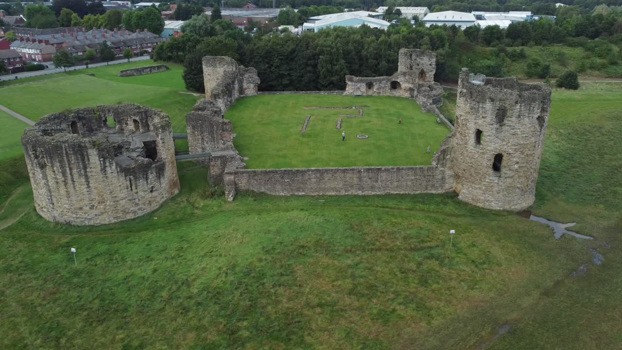 castillo de pedernal galés medieval costero militar fortaleza ruina vista aérea lento tiro giratorio a la izquierda