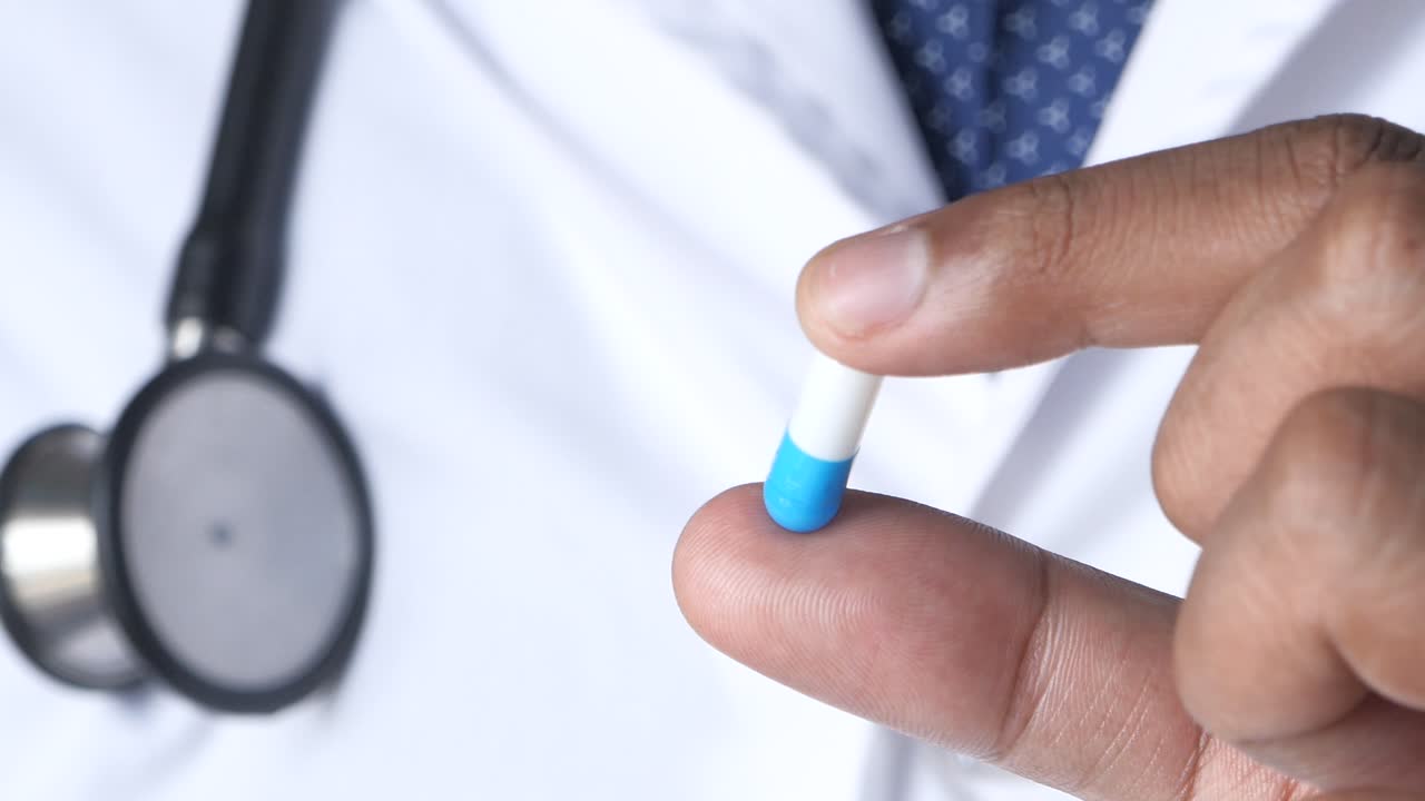 médico con una píldora