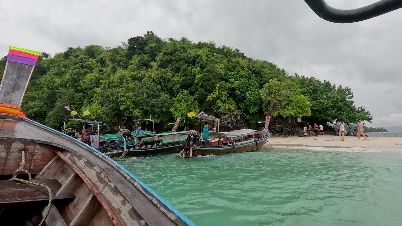 лодки, пристыкованные на живописном тайском пляже