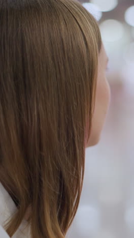 활기찬 쇼핑몰 인테리어를 바라보는 사람의 뒷면, 흐릿한 다채로운 불빛으로 추상적인 보케 효과를 만들어, 따뜻한 분위기는 호기심과 평온한 반사를 불러일으킨다.