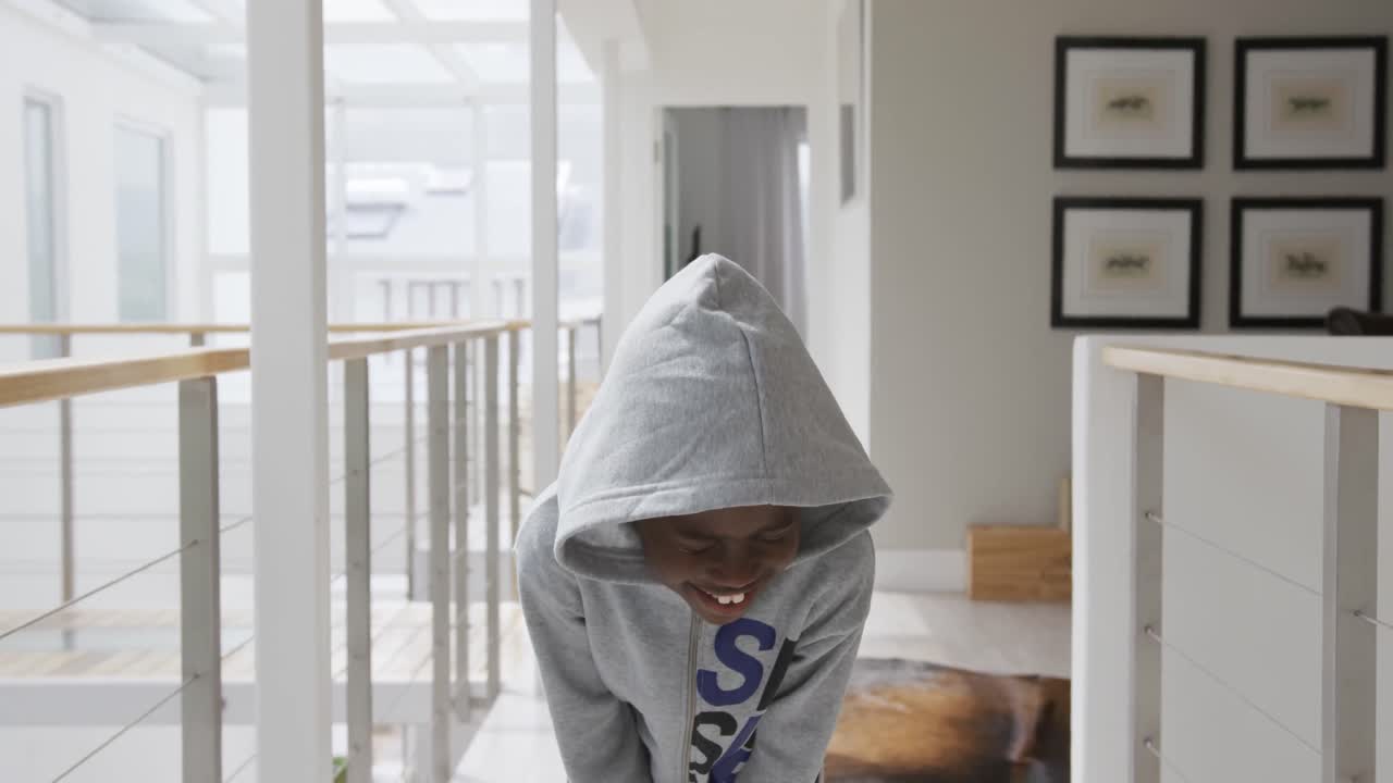 집 에서 여가 시간 을 즐기는 가족