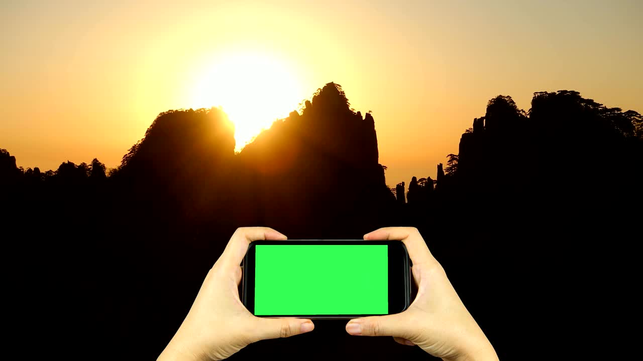 grabar un video de la naturaleza con un teléfono inteligente con pantalla verde