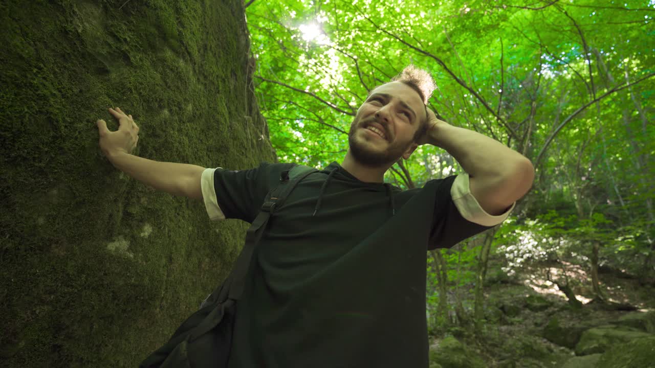 el joven está llorando.