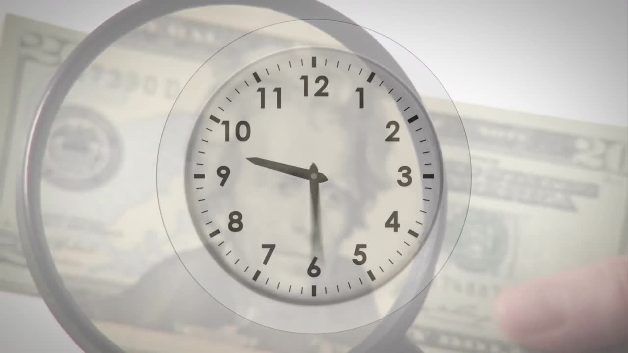 animación de un reloj sobre una lupa y un billete de un dólar sobre un fondo blanco