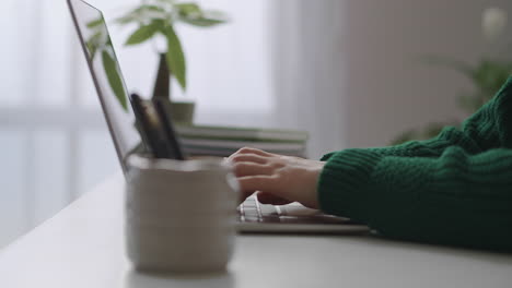 Arbeitstag-Im-Büro,-Nahaufnahme-Von-Weiblichen-Händen,-Die-Auf-Der-Laptop-Tastatur-Tippen,-Kommunikation-In-Sozialen-Netzwerken-Und-Senden-Von-Nachrichten,-Arbeiterin