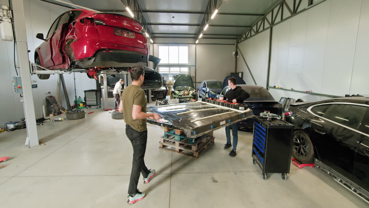 reemplazo de la batería de un vehículo eléctrico en un taller