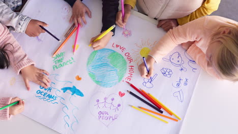 Niños-En-El-Aula,-Dibujando