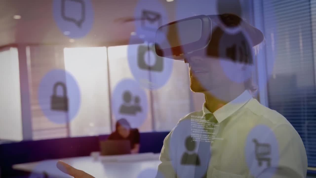 사무실에서 vr 헤드 ⁇ 을 착용한 백인 사업가에 대한 파란색 디지털 아이콘과 데이터 처리