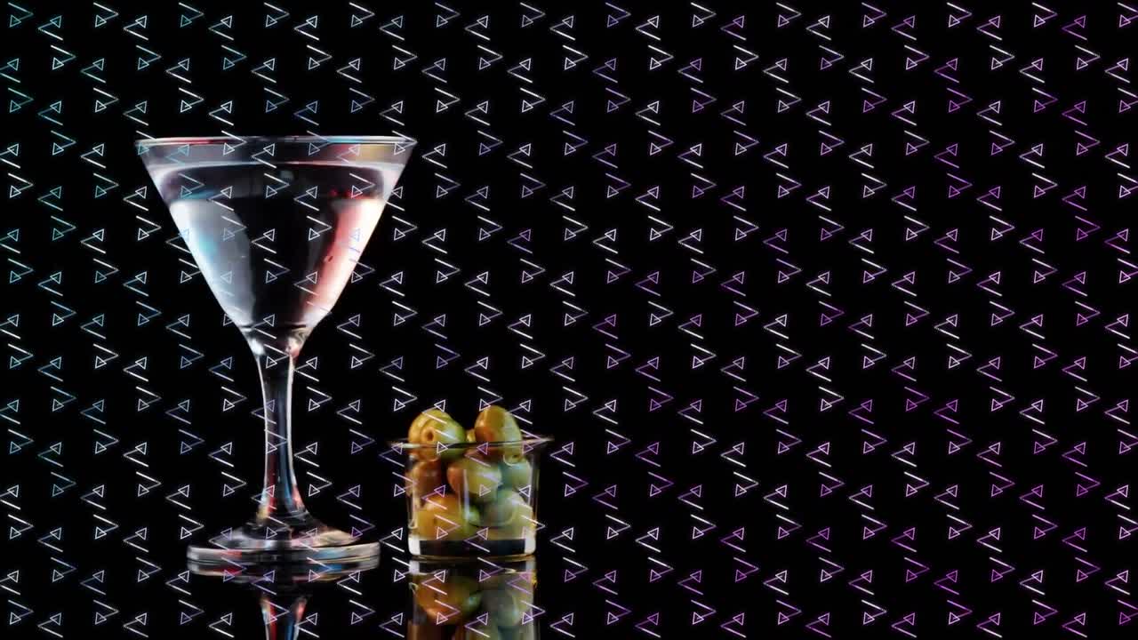 animación de formas sobre una bebida con aceitunas sobre fondo negro
