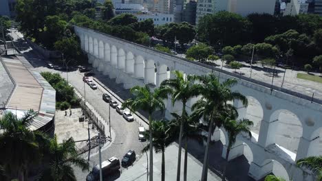 Rio-De-Janeiro-Touristenattraktion-Arcos-Da-Lapa,-Wunderschöne-Architektur-Per-Drohne,-Tageslicht-Bewegt-Sich-Vorwärts