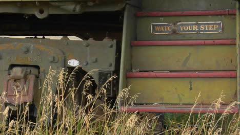 Stufen-Führen-In-Einen-Verlassenen-Eisenbahnwaggon-Mit-Einem-Schild-Mit-Der-Aufschrift-„Beobachte-Deinen-Schritt“