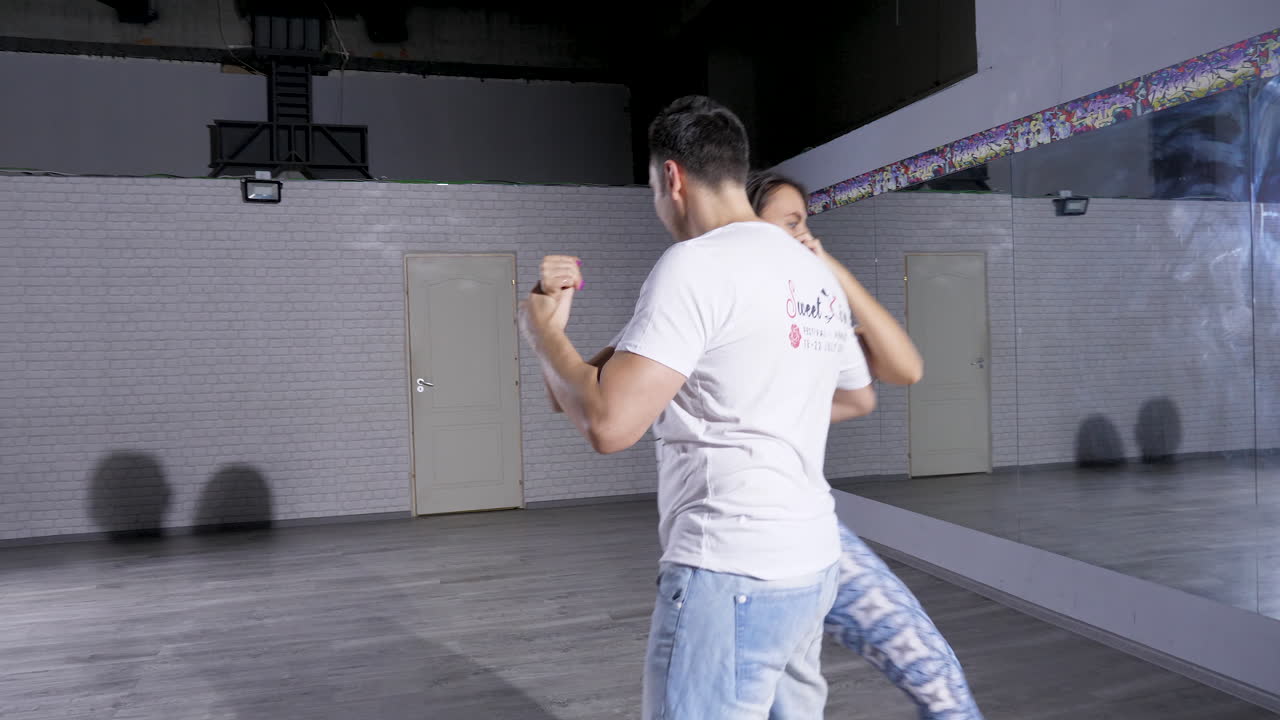 pareja bailando en un estudio