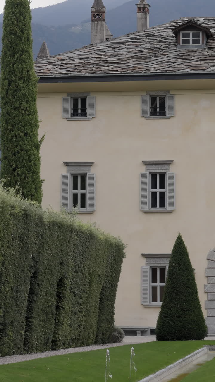 Villa européenne historique avec jardins paysagers et toit en pierre