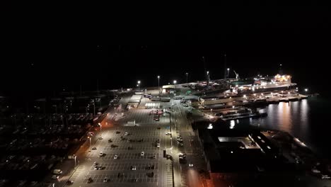 Flug-über-Die-Werft-Und-Den-Fährhafen-Bei-Nacht-North-Beach-St.-Peter-Port-Guernsey-Mit-Im-Hafen-Angedockter-Fähre