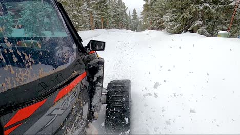 在山上雪地中使用trax的polaris rzr