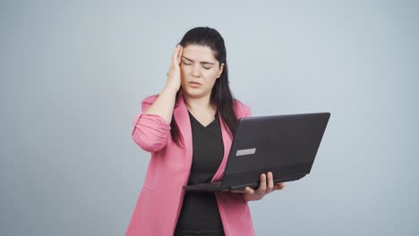 mujer de negocios con dolor de cabeza.