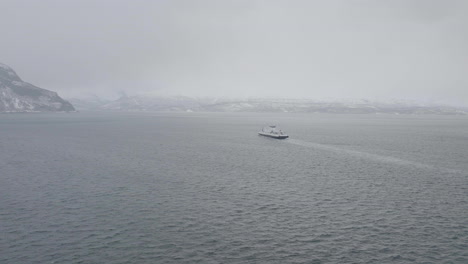 Fähre-Von-Olderdalen-Fährt-An-Einem-Nebligen-Wintertag-In-Norwegen-Nach-Lyngseidet