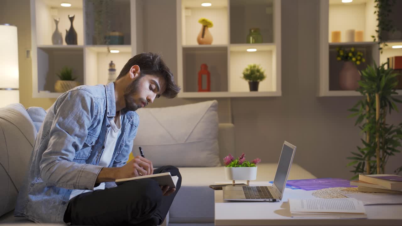 Studente che cerca di finire i compiti di notte
