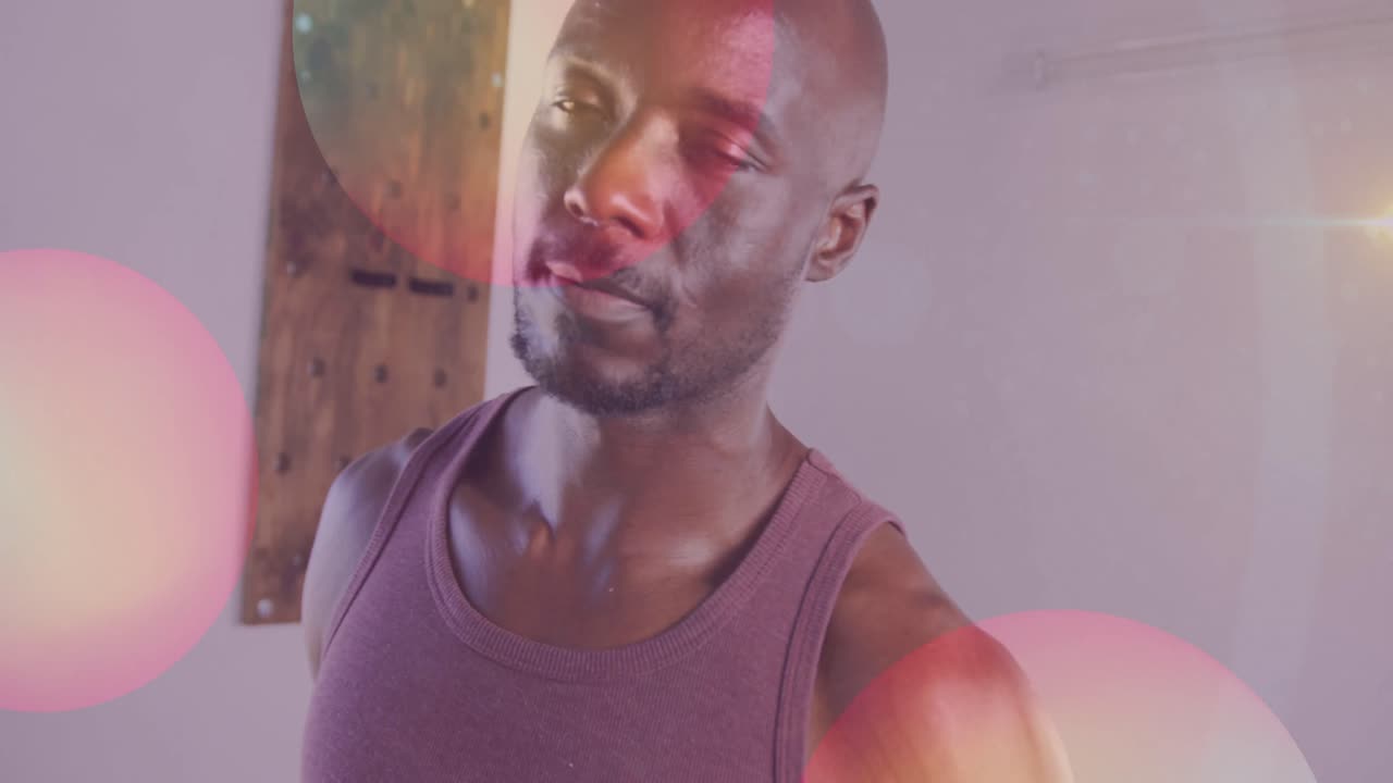 animación de puntos sobre afroamericano hombre en forma sonriendo a la cámara