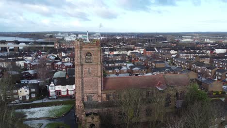 Vista-Aérea-Industrial-Pequeño-Pueblo-Escarchado-Iglesia-Tejados-Barrio-Noroeste-Inglaterra-Orbita-Izquierda